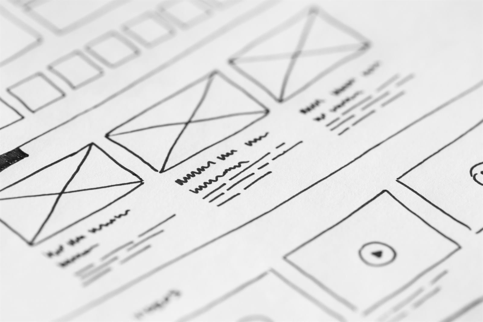 Handgezeichnete Layout-Skizzen auf Papier – der erste Entwurf einer neuen Website.